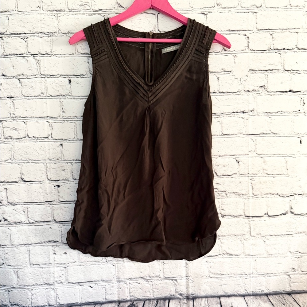 DANIEL RAINN. Brown tank. Size M